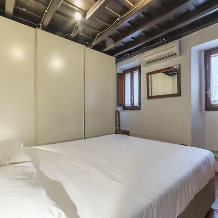 Stylish Flat Domus Aurea *