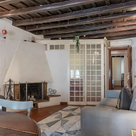 Stylish Flat Domus Aurea